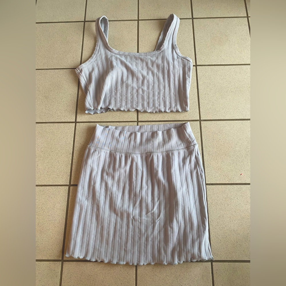 AE Offline gray matching set! (Crop top is size M, skirt is size S)